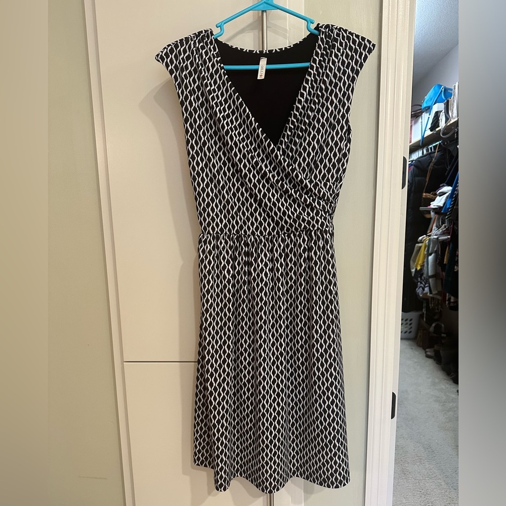 Gilli Black and White Geometric Midi Dress